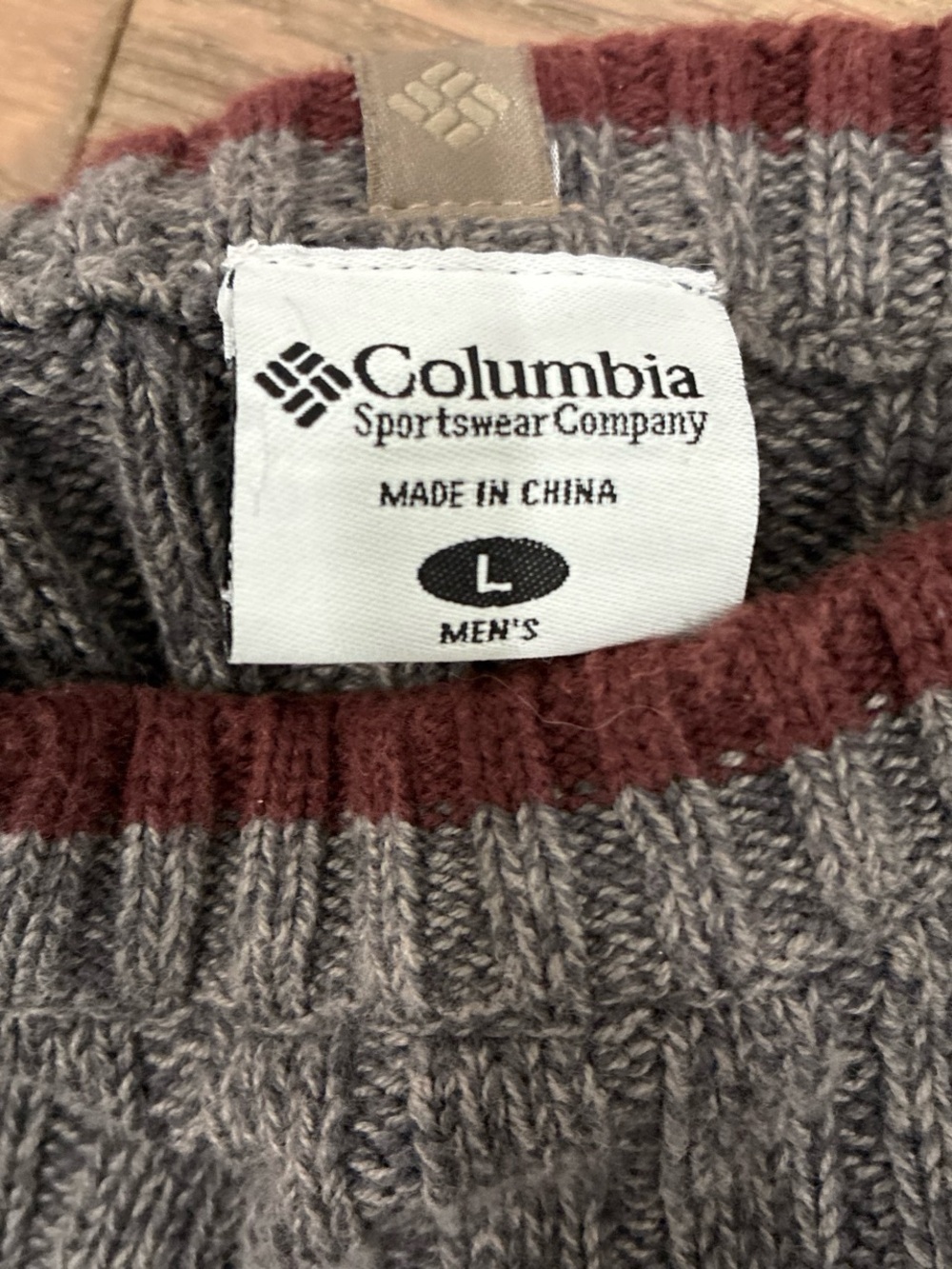 Like New Columbia 100% cotton sweater. Men’s size large. Grey & Burgundy - Picture 3 of 3